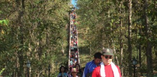 แห่ชมถ่ายรูป “สะพานแขวนลาวา” ข้ามปากปล่องภูเขาไฟบนยอดเขากระโดง
