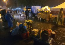 พายุฝนถล่มทม.บุรีรัมย์ลมกรรโชกแรงทำร้านค้าถนนคนเดินเซราะกราวเก็บของหนี