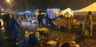 พายุฝนถล่มทม.บุรีรัมย์ลมกรรโชกแรงทำร้านค้าถนนคนเดินเซราะกราวเก็บของหนี